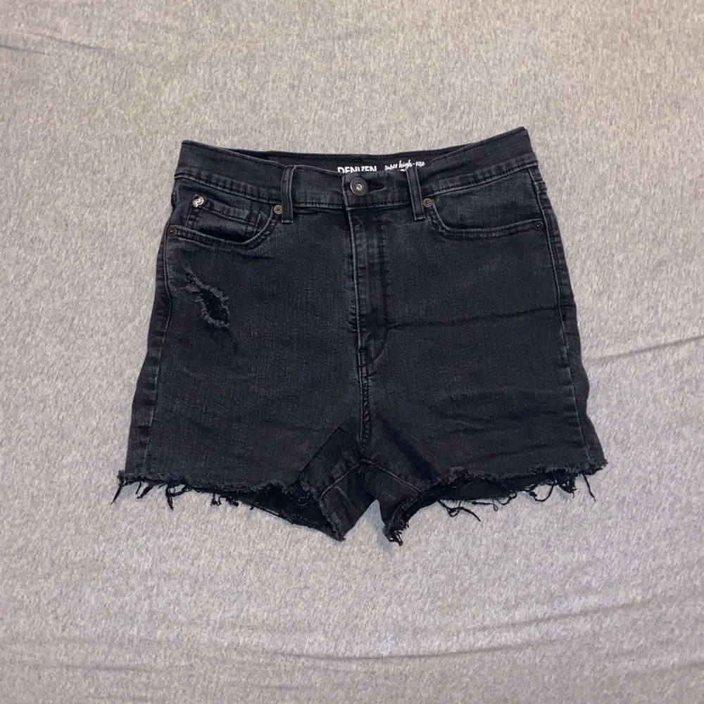 Levi’s Denizen highrise black ripped jean shorts